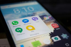 メッセージアプリのアイコンが並んだスマートフォンの画面